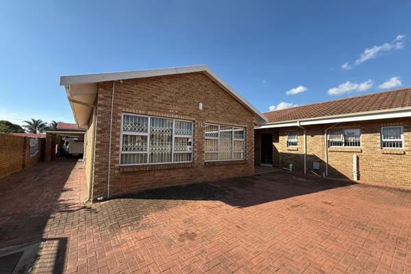 Exclusive Mandate: Spacious Entertainment Family Home - Prime Location Next to Schools, Town &amp; Hospitals

This stunning family ...