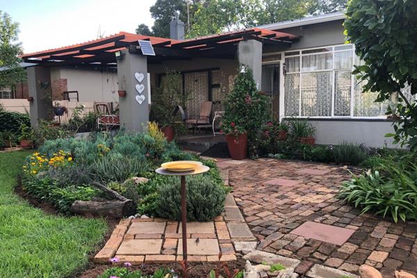 Family Home on a large stand in Krugersdorp North with a full flatlet
which could generate an extra monthly income.

Do not delay to ...