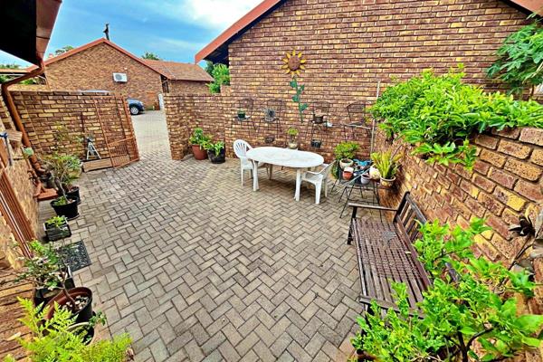 Stunning Townhouse with Expansive Corner Garden in Amberfield Glen Estate, Rooihuiskraal North, Centurion

Step into your dream home ...