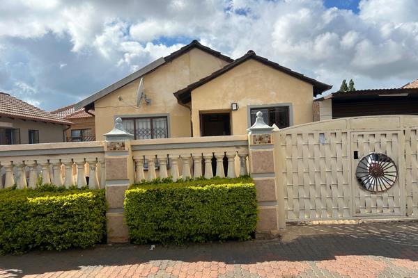 This lovely home available on the 1st of Feb offers
2 bedrooms, 1 bathroom, open plan Lounge &amp; kitchen with 
an enclosed single ...