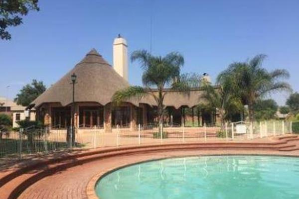 Lovely unit on the Garsfontein road close to Curro school, Garsfontein school &amp; ...