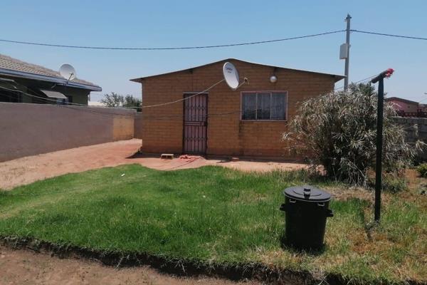 2 bedrooms in Oliven Centurion, with big compound and fence gate, close to main road, mall and others. Cash sales only