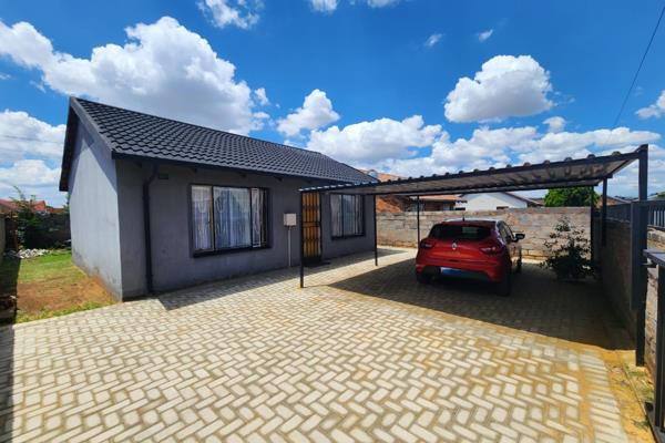 Spacious Two-Bedroom House for Sale in Protea Glen Ext 1 (Soweto)

Discover your new home with this charming two-bedroom house ...