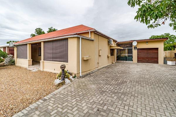 This delightful 3-bedroom home, located in the sought-after Southern Paarl suburb of De Zoete Inval, offers the perfect combination of ...