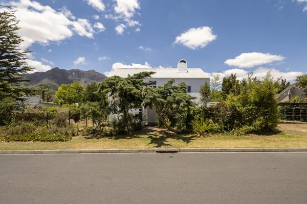 On show saturday 18 january 2025 11:00 - 13:00, viewing by appointment only. 

Charming ...