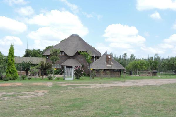 Immaculate property. 
Lovely 6.7 ha with game fence all around.
One side has a seasonal stream that forms the boundary and three side has the game fence.
House &amp; granny flat has electric fence all around.
Thatched Bar area with indoor braai that overlooks the boma and ...