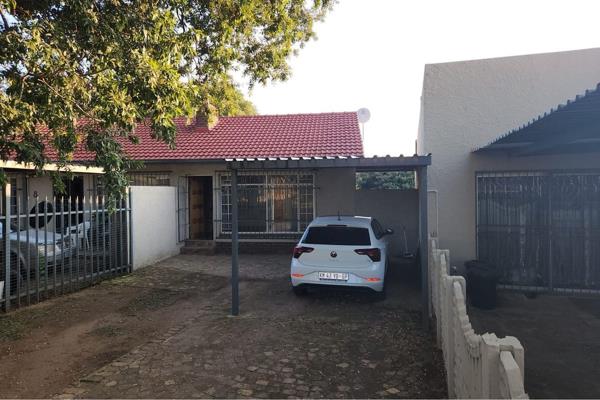 1 bedroom cottage with its own entrance situated in Witfield for rent.
Open planned kitchen and lounge area.
1 Bedroom with built in ...