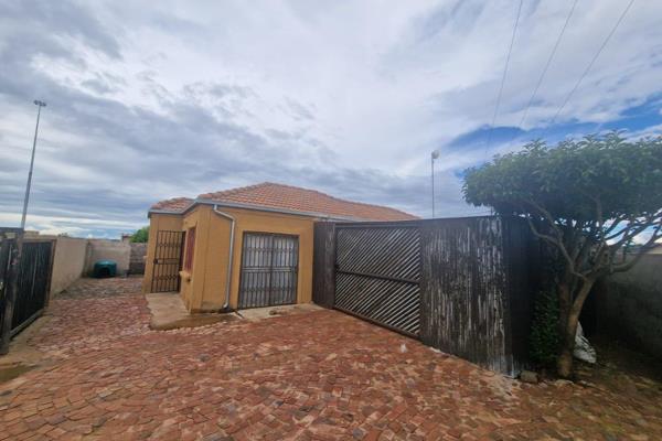 Corner stand with a lots of potential, the home offers 3 bedroom, 1 bathroom, lounge, kitchen, double carports, 2 outside rooms for ...