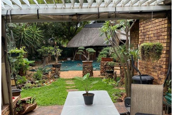 Situated in the sought-after area of Eldoraigne lies this quaint property with its lush green garden.
As you enter this home an ...