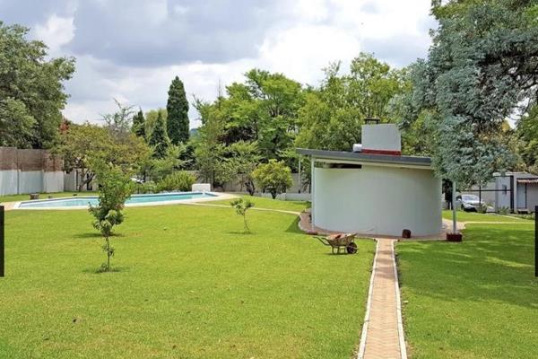 1 bedroom cottage for rental in a quiet street in Bryanston bordering Morningside and Rivonia
WIFI!!!!!
Remote controlled ...