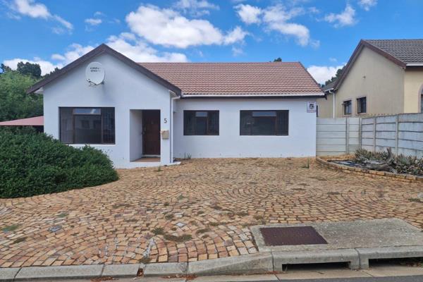 Great area
2 Bedrooms
1 Full bathroom
Parking: Yes, but no garage
Kitchen: Open plan kitchen and living area
Extras: Outside braai ...