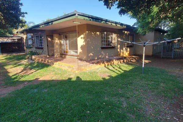 The property offers the following:

3 Bedrooms (2 with en suite bathrooms)
3 ...