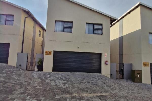 This home is situated in a safe and secure complex in Cashan. Offering 3 bedrooms, 2 bathrooms, a lounge and kitchen area, this ...