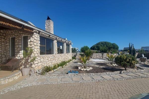 Spacious - up stairs apartment available. 
Open plan lounge and dining room leading to enclosed braai patio.  Large kitchen. Two ...