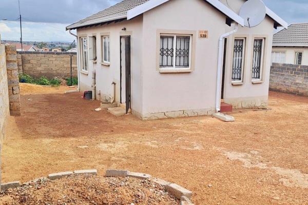 2 Bedroom House for Sale in Kagiso 

Very Well-Priced!

Discover your dream home in ...