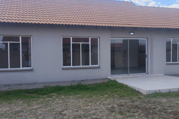 3 Bedrooms (Main En-suite) 
2 Bathrooms 
Kitchen
Lounge
Dinning 
Double Garages
Secured complex
