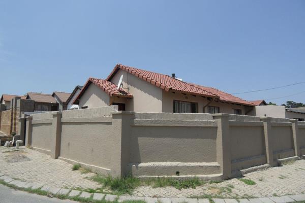 This free standing house situated in the heart of Lombardy East, close to Alex Mall, Greenstone Mall, N3 Highway and many other ...