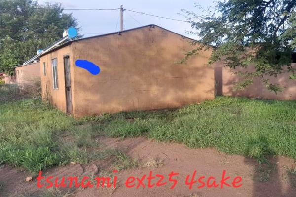 2 bedroom house for sale in Garankuwa Tsunami Ext 25.

It consists of the following; 

2 bedroom, 1 bathroom and lounge. The yard will ...