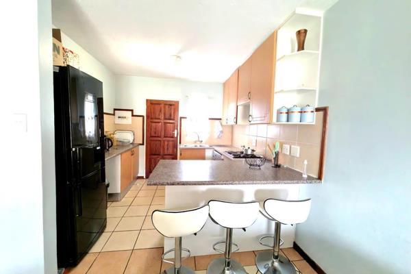 Spacious groundfloor townhouse to let in Sagewood Midrand availalbe end of Jan 

2 Good sized tiled Bedrooms 
2 Bathrooms (MES) ...