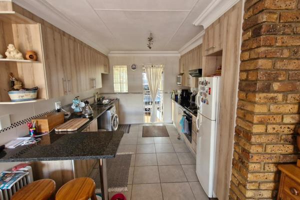 Offers 2 bedrooms with build in cupboards and laminated floors, full bathroom, fitted kitchen with granite tops, tiled lounge ...