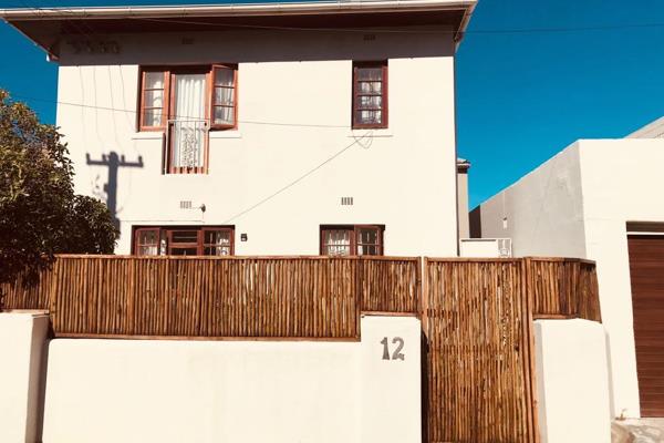 Welcome to a rare gem in the best part of Muizenberg. Bright, sunny and spacious apartment with exceptional mountain views, fabulous ...