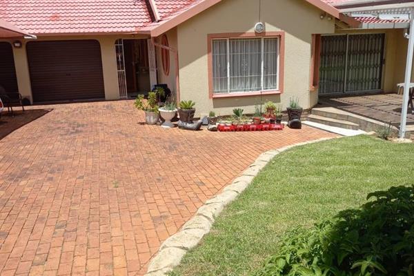 3B (1mes) 2.5b..... Kitchen, Dingroom, Lounge, Double lock-up garage, double carport, beautifully landscaped garden (Front with patio ...