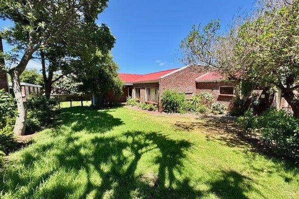 Discover this delightful 3-bedroom, 2-bathroom home in the sought-after Little England neighborhood of Stilbaai West. Perfectly suited ...