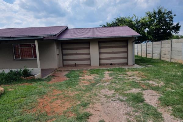 This property is in a great area. It is as follows:

Kitchen with BIC
Dinning room
Lounge
Bathroom with bathtub separate toilet
3 ...