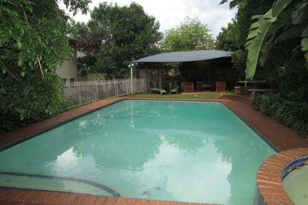 Garden flat in secure complex with pool.
Around the corner from Balfour Park Shopping Centre (access on Louis Botha).
Open plan lounge ...