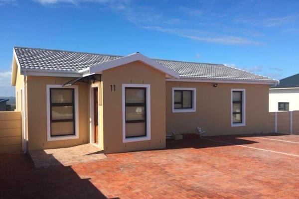 This house is located in Pearl Bay, Yzerfontein with a beautiful view over the West Coast fynbos. The open-plan living room has a ...