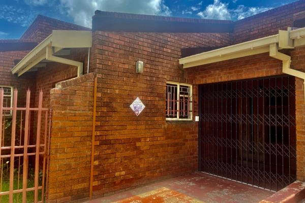 The two bedroom townhouse is situated conveniently close to Voortrekker school.  

The face brick building has low maintenance.  The ...