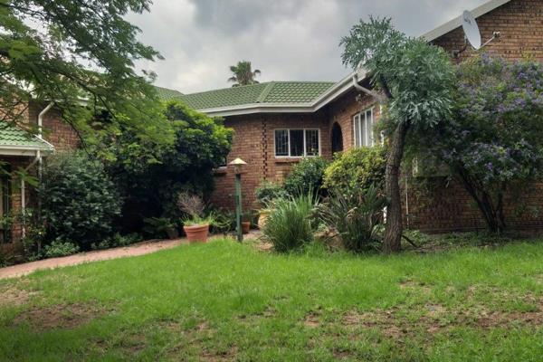 This neat family home is situated in the lovely suburb of Heidelberg - Jordaan Park. The home features three bedrooms with built in ...