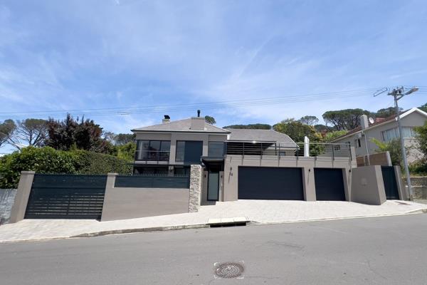 This contemporary 4-bedroom home offers a lifestyle of elegance and comfort with breathtaking views over Paarl and its scenic surroundings.
Spacious Bedrooms:
Designed for modern living, the property boasts 
X4 Spacious Bedrooms ...