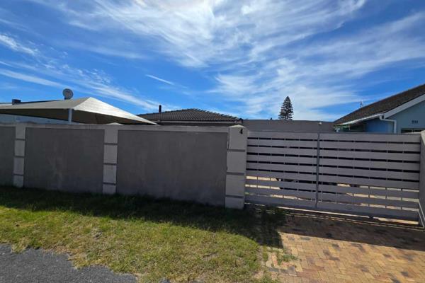 This charming 6-bedroom home in Elsies River offers spacious living with a comfortable and modern layout. Featuring a large lounge and ...