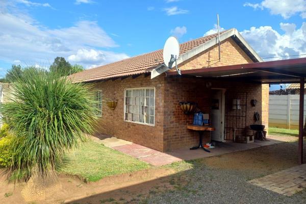 ***** EXCLUSIVE MANDATE *****

BEATIFUL 2 BEDROOM, 1 BATHROOM HOUSE FOR SALE IN ELANDSPOORT

Easily accessible to public transport, on ...