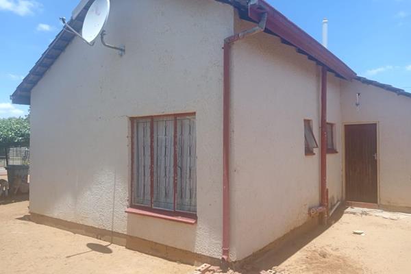 This 3 bedroom house is situated in Oppenheimer Park, a very cool surbarb near the Boitumelo Mall in Thabong location,
It consists of ...