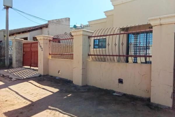 A very Stunning 3 bedroom house in Tshepisong, which offers 1 bathroom with a shower, fully fitted kitchen unit and bedroom with wall ...