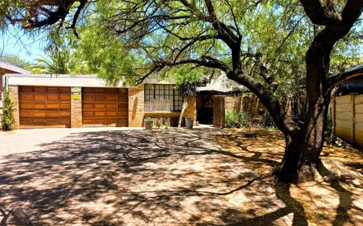 3 Bedroom House for sale in Uitsig