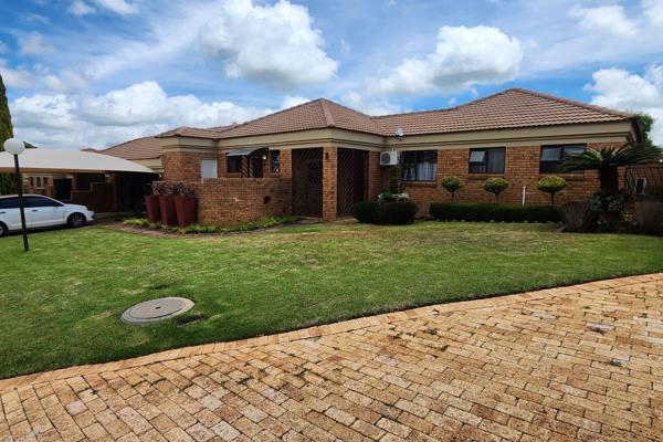 Immaculate Facebrick House in Complex For Sale
3 Bedrooms with Air Conditioning, Spacious Open Plan Lounge and Dining Room.
Granite ...