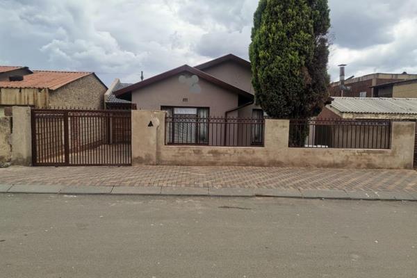 Summary
3 Bedrooms.
1 Bathrooms
 Spacious Kitchen
 Lounge 
 Dinning
 Property Situated in Tsenelong section . Are you  looking for  a  ...