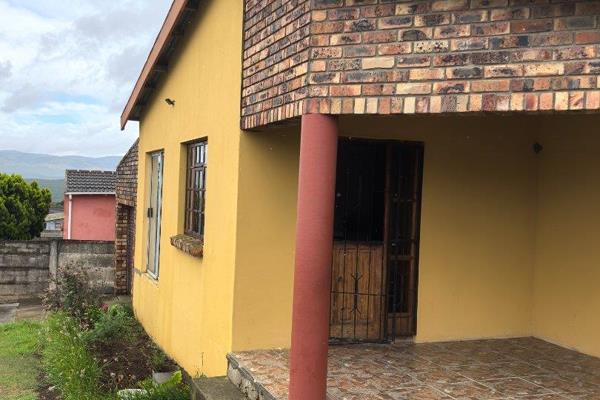 A Must to view.
Well maintained house offers :
2 spacious bedrooms
1 Big full bathroom with a shower ,bath ,toilet and basin .
1 ...