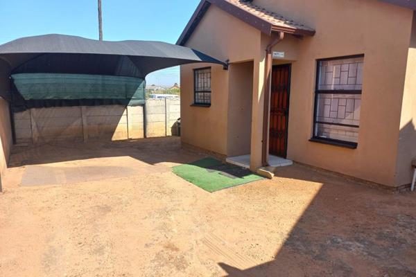 House for sale in soshanguve block vv R500 000 

Selling Price: R500,000

Location: ...