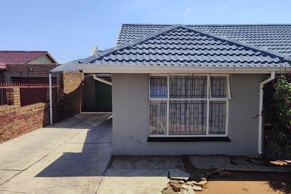 HOME FOR SALE

Selling Price: R860 000

Location: soshanguve bb 

Property Details:

- ...