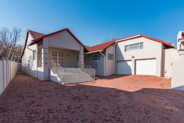 FAMILY HOME AND ENTERTAINERS DREAM HOME TO RENT
EASY ACCESS TO PARKTOWN / ROSEBANK AND SURROUNDINGS
Open plan lounge / dining / kitchen ...