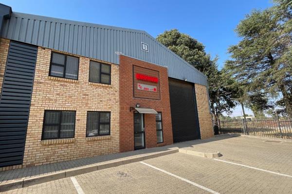 This warehouse in Roodepoort offers 385m&#178; of space with a mezzanine, an electric ...