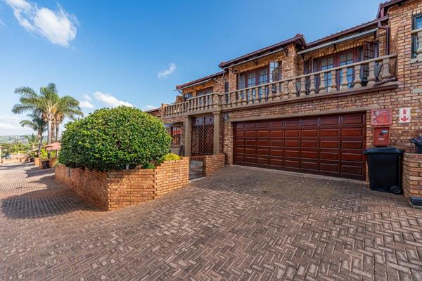 This modern, pet-friendly duplex in Noordheuwel offers a perfect blend of style and convenience. The open-plan lounge and dining area ...