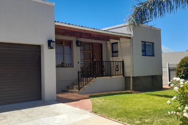 Cosy 3 Bedroom for rent walking distance from our local Schools . Well fenced with electric motor gate and neat little front yard . ...