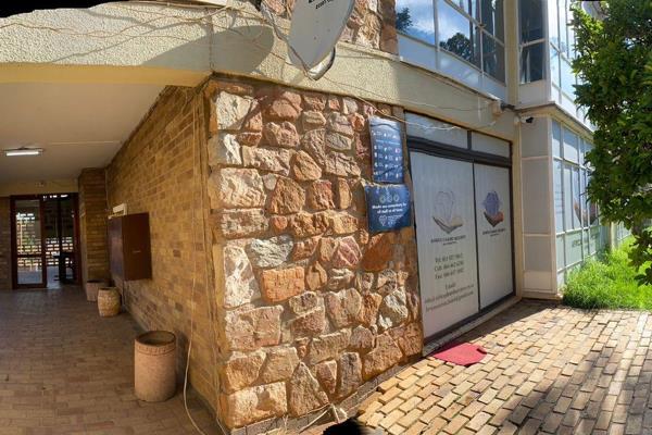 Spacious 3 bedroom apartment in a well-kept and clean flat in Lorentzville
Close to all amenities, UJ Doornfontein and Ellis ...