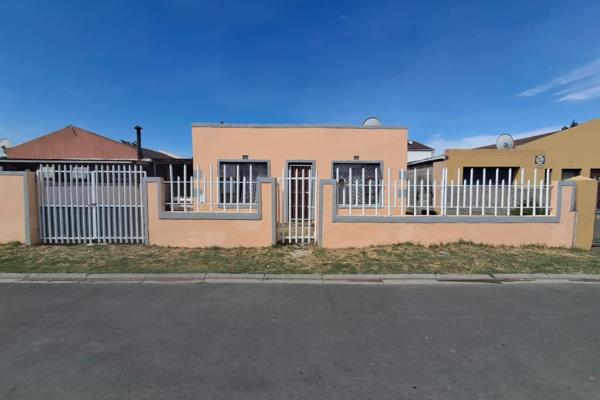 3 Dwellings on one property
Main house 3 bedroom with lounge, kitchen and bathroom.
Bathroom with single basin. shower and ...