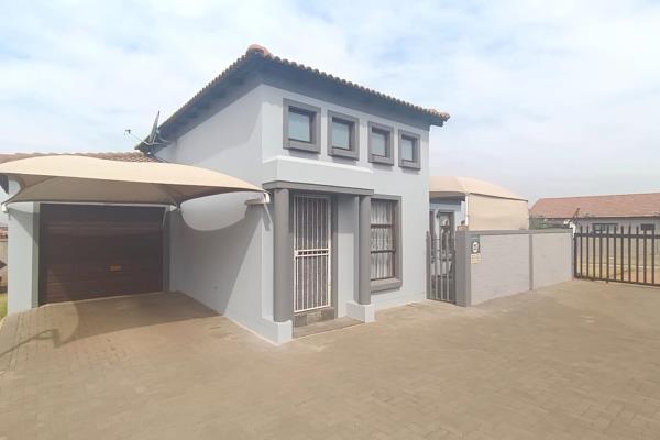 Well maintained townhouse close to all major roads and quick access to the N3 highway.  Open plan living, dining and kitchen with high ...